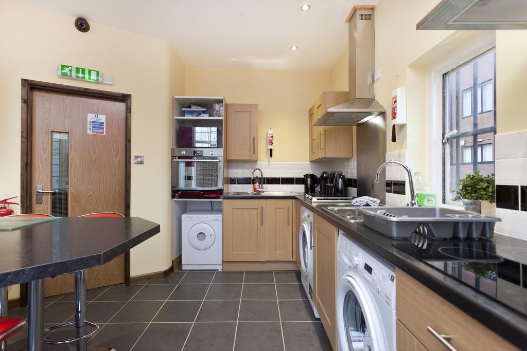 Emporium Apartments - Nottingham City Centre - Your Own Apartment With 3 Bathrooms And Full Kitchen Opposite Victoria Centre Shopping Centre - Cook As You Would At Home - Outdoor Parking For Cars Or Vans At Five Pounds A Day Ruang foto