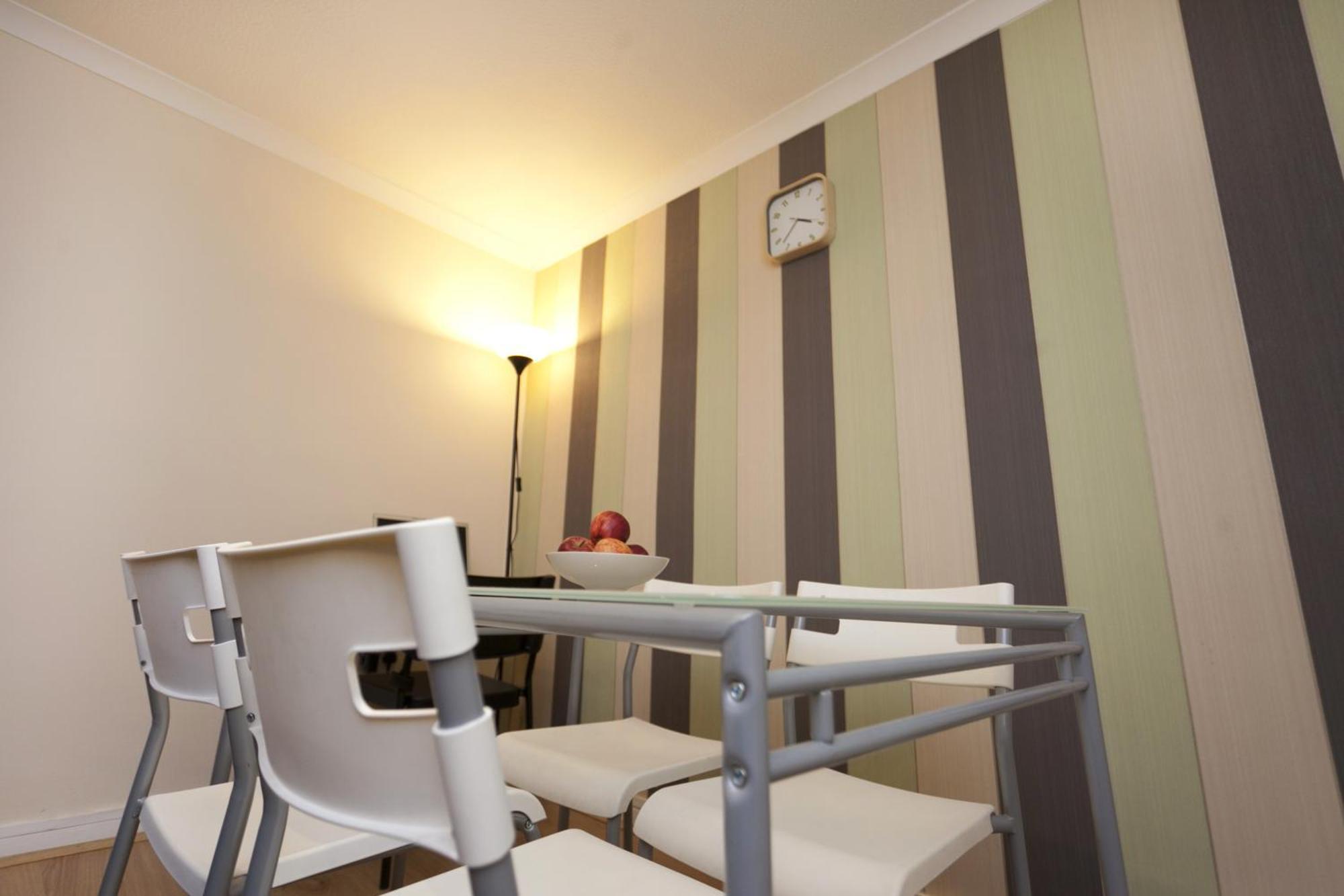 Emporium Apartments - Nottingham City Centre - Your Own Apartment With 3 Bathrooms And Full Kitchen Opposite Victoria Centre Shopping Centre - Cook As You Would At Home - Outdoor Parking For Cars Or Vans At Five Pounds A Day Ruang foto