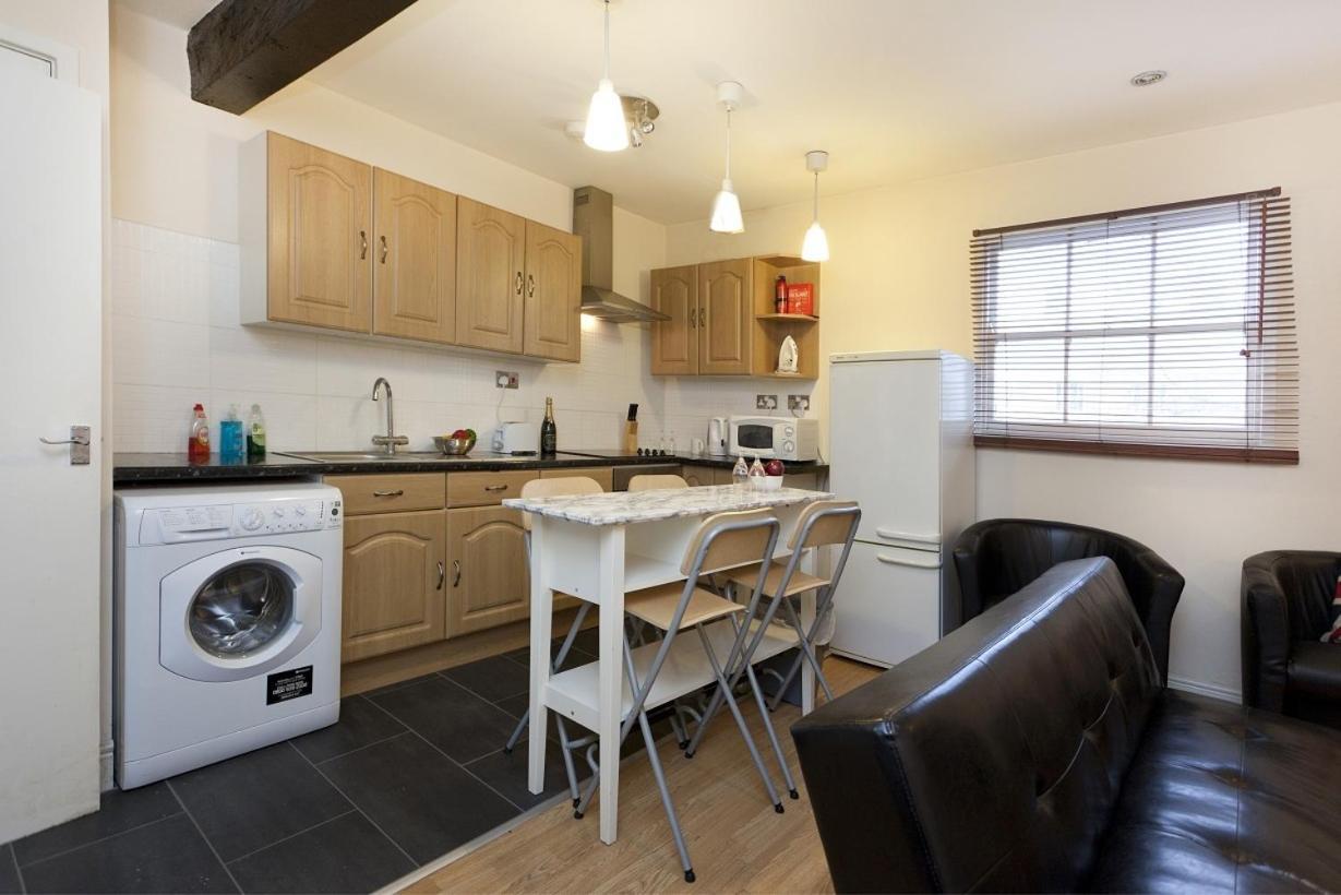 Emporium Apartments - Nottingham City Centre - Your Own Apartment With 3 Bathrooms And Full Kitchen Opposite Victoria Centre Shopping Centre - Cook As You Would At Home - Outdoor Parking For Cars Or Vans At Five Pounds A Day Ruang foto