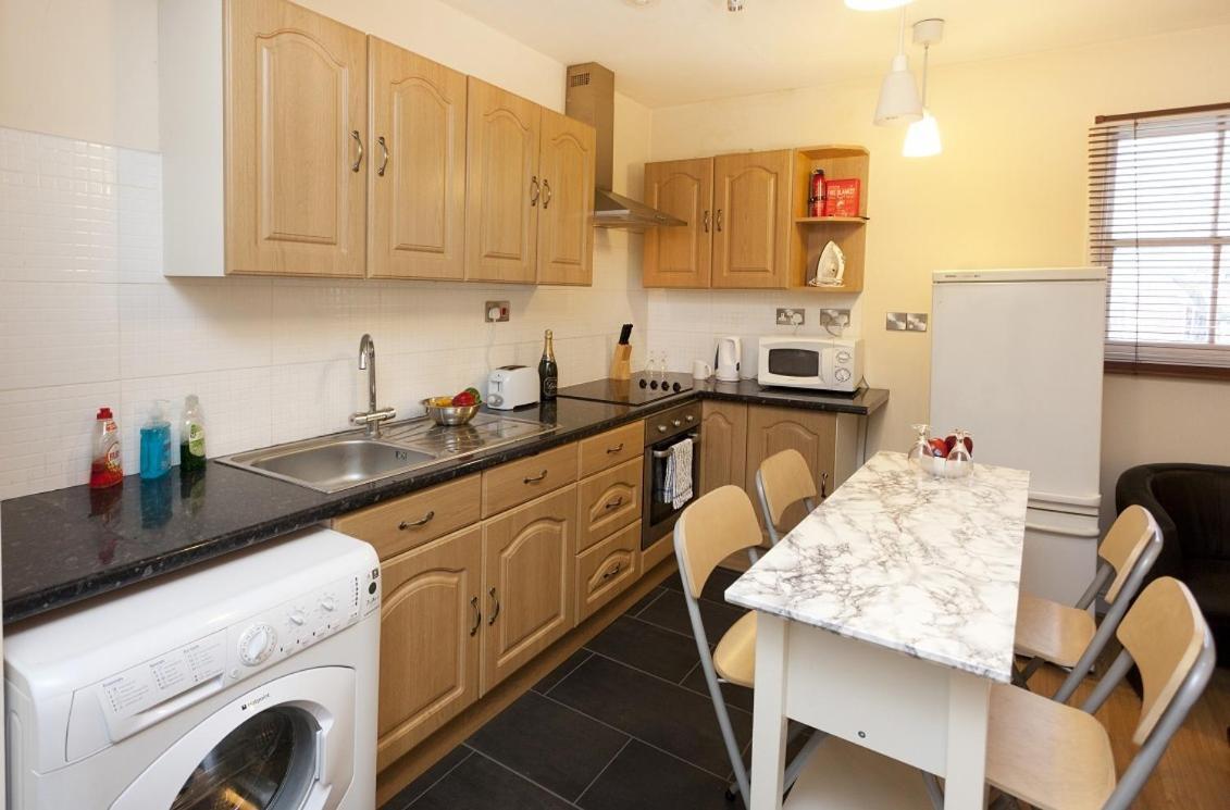 Emporium Apartments - Nottingham City Centre - Your Own Apartment With 3 Bathrooms And Full Kitchen Opposite Victoria Centre Shopping Centre - Cook As You Would At Home - Outdoor Parking For Cars Or Vans At Five Pounds A Day Ruang foto